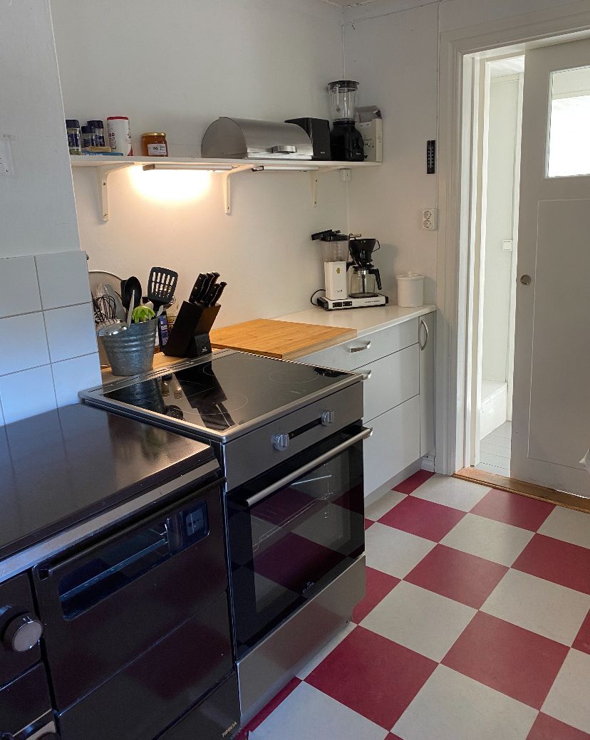 Stort hus m gästhus o badtunna i lummig trädgård – bild 13 av 18