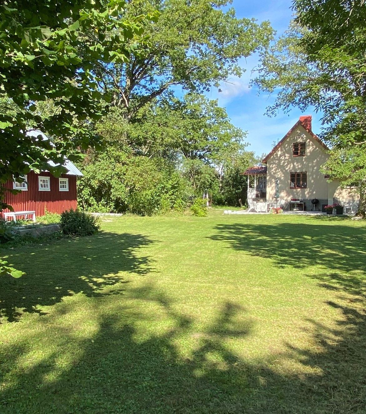 Stort hus m gästhus o badtunna i lummig trädgård – bild 2 av 18