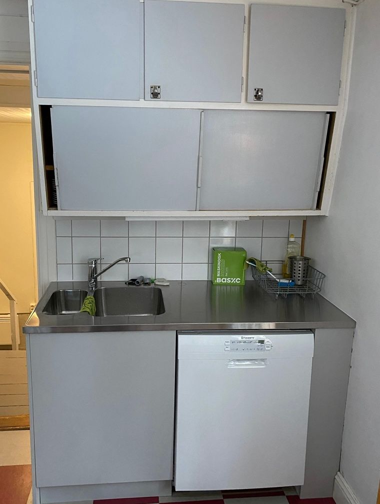 Stort hus m gästhus o badtunna i lummig trädgård – bild 15 av 18