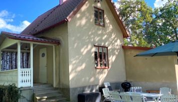 Stort hus m gästhus o badtunna i lummig trädgård