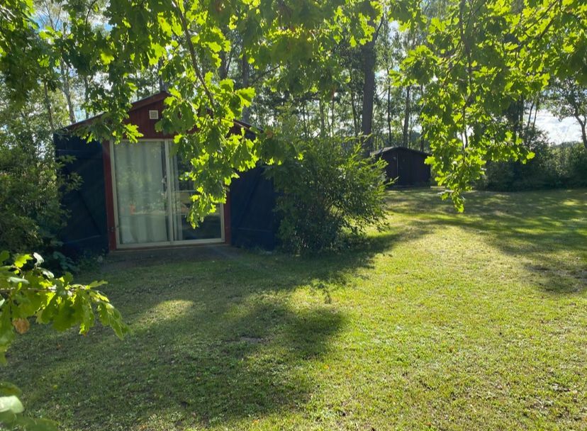 Stort hus m gästhus o badtunna i lummig trädgård – bild 8 av 18