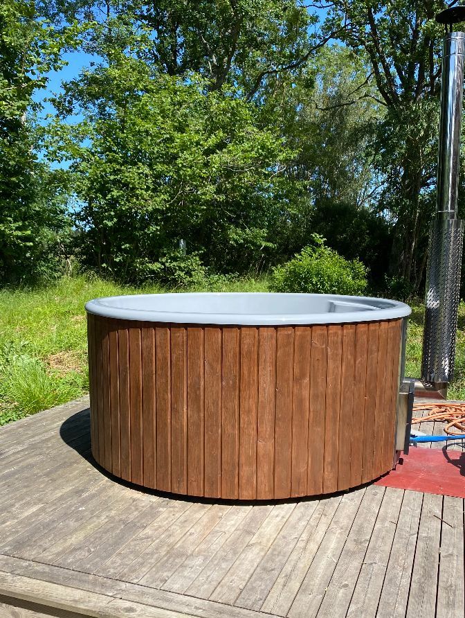 Stort hus m gästhus o badtunna i lummig trädgård – bild 18 av 18