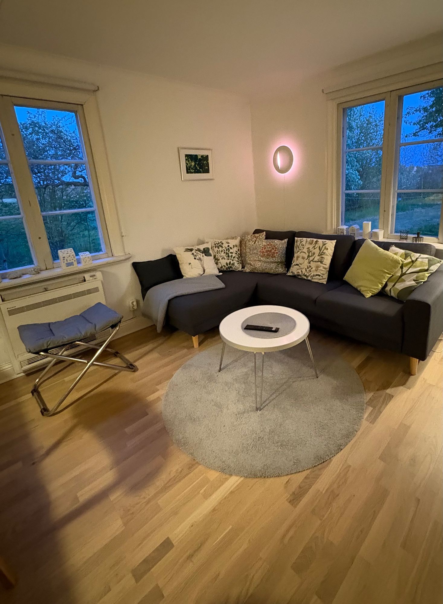 Stort hus m gästhus o badtunna i lummig trädgård – bild 11 av 18