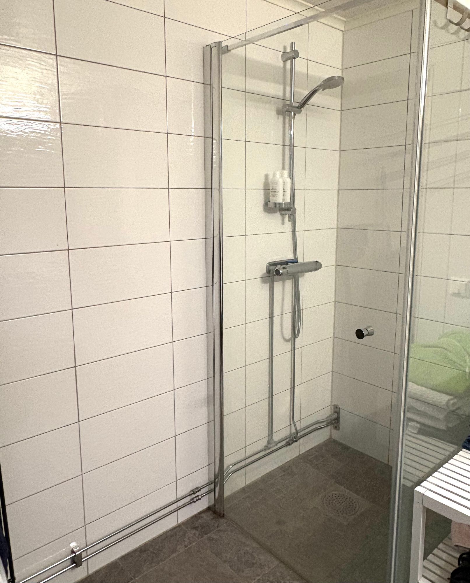 Stort hus m gästhus o badtunna i lummig trädgård – bild 17 av 18