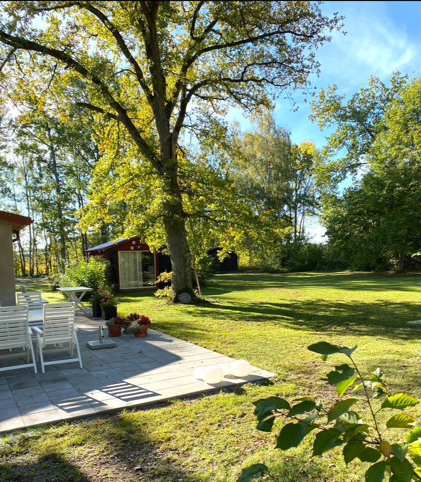 Stort hus m gästhus o badtunna i lummig trädgård – bild 3 av 18