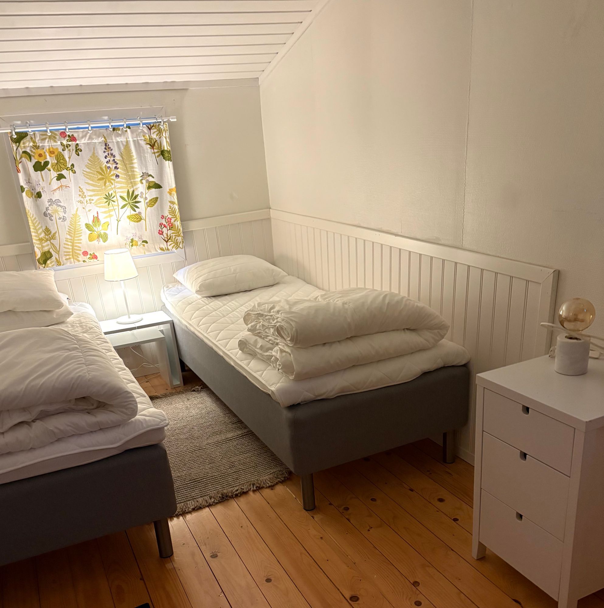 Stort hus m gästhus o badtunna i lummig trädgård – bild 5 av 18