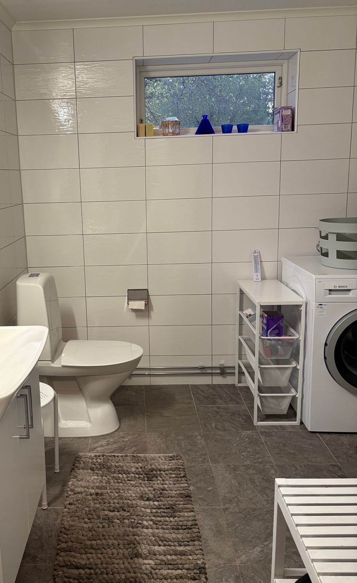 Stort hus m gästhus o badtunna i lummig trädgård – bild 16 av 18
