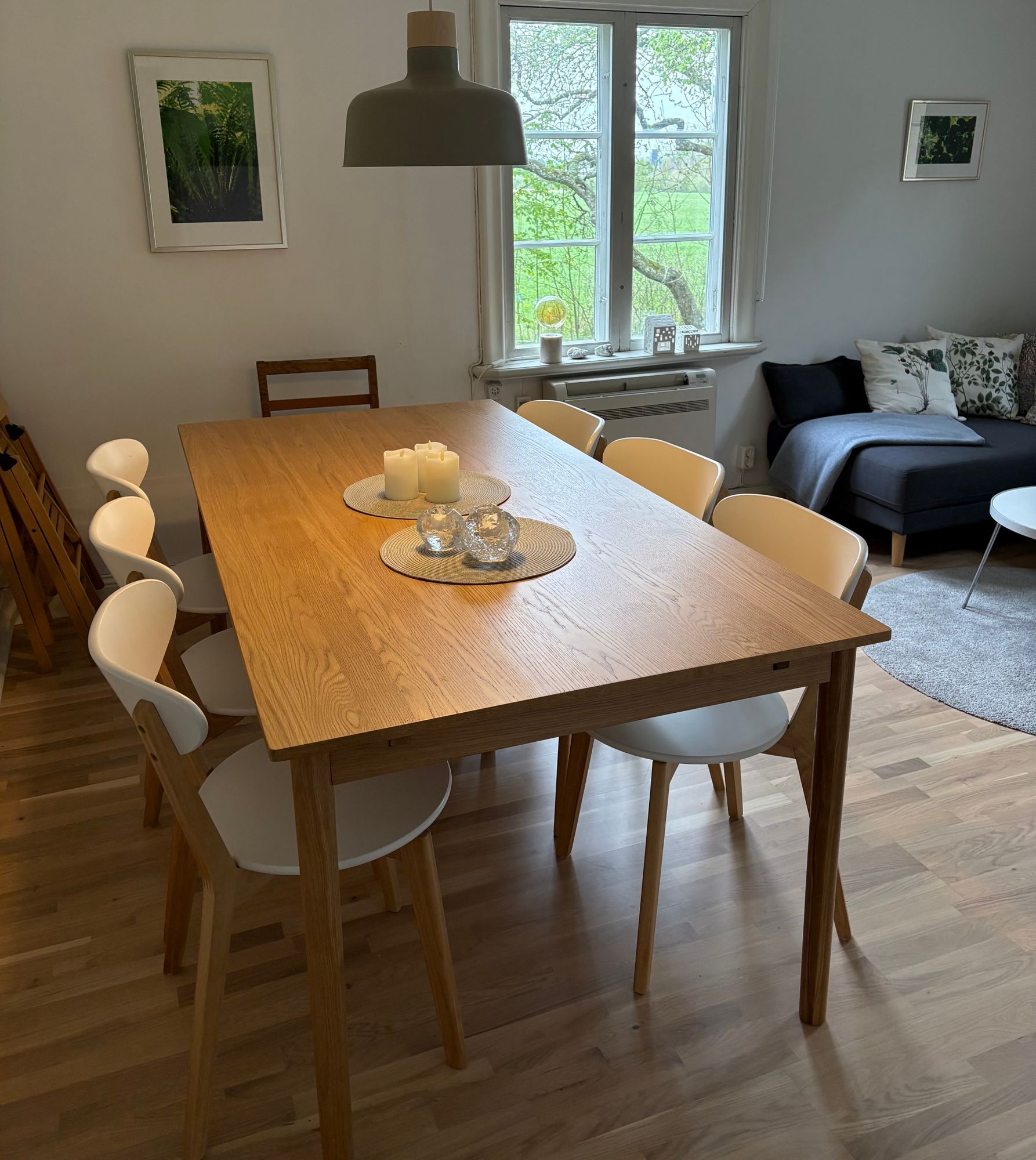 Stort hus m gästhus o badtunna i lummig trädgård – bild 12 av 18