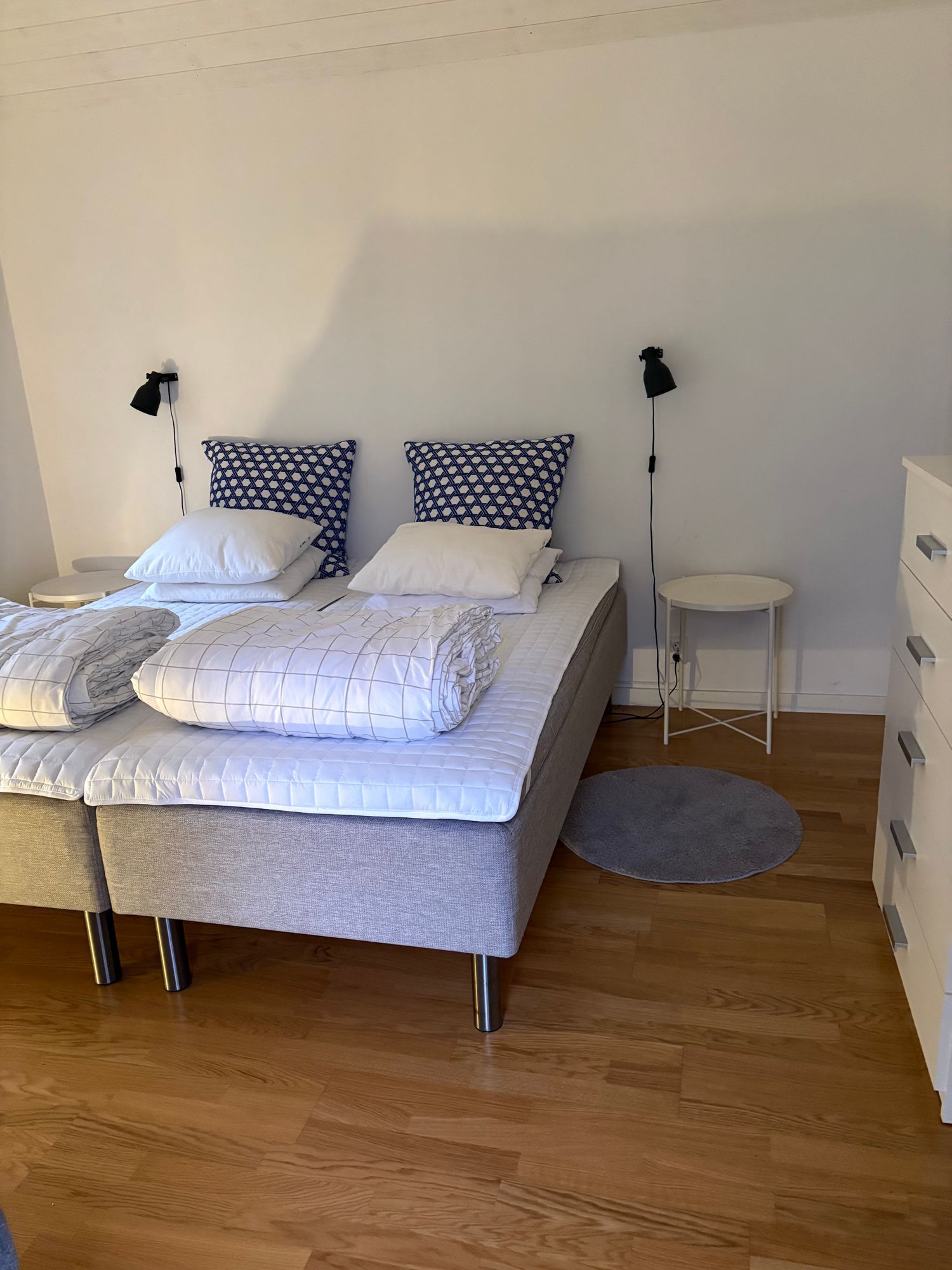 Stort hus m gästhus o badtunna i lummig trädgård – bild 4 av 18