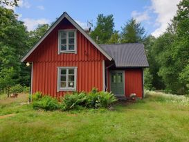 Sjönära charmig stuga i vacker natur