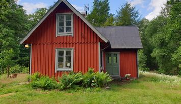 Sjönära charmig stuga i vacker natur