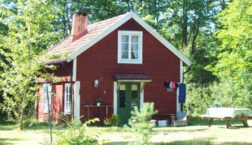 Rymlig offgrid stuga nära sjön Bolmen