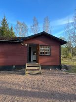 Mysig stuga med skogen som granne