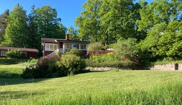 Klassiskt trevligt skärgårdshus nära vattnet.