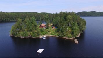 Bockön hyr en egen ö i sjön Barken Källsjö