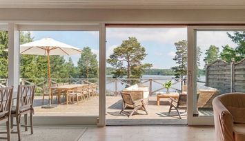 Skärgårdshus med bastu och brygga nära Stockholm