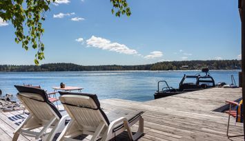 Privat sjötomt med egen brygga i sydväst - två hus