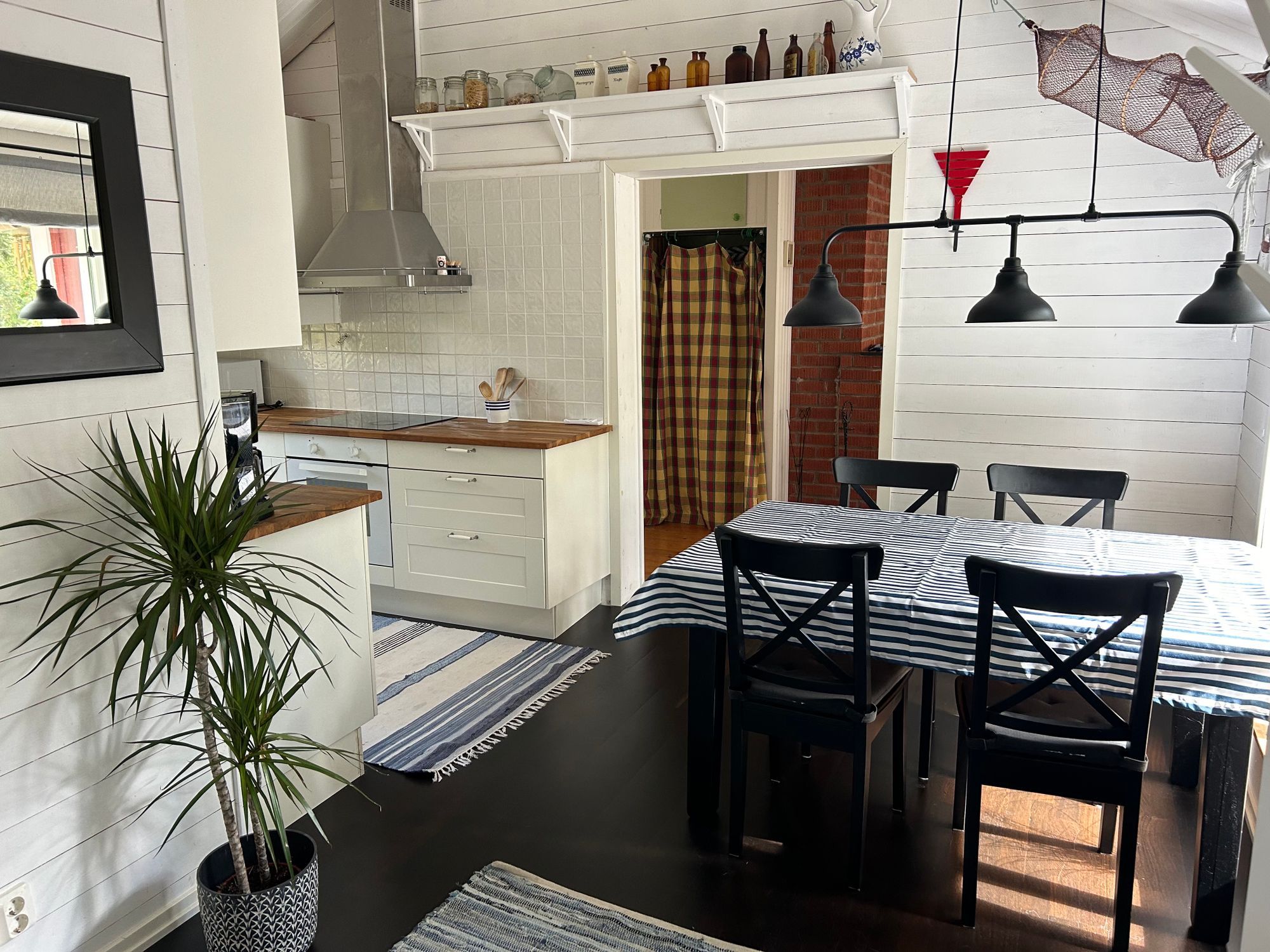 Mysig stuga med havsglimt (båt finns) – bild 4 av 13