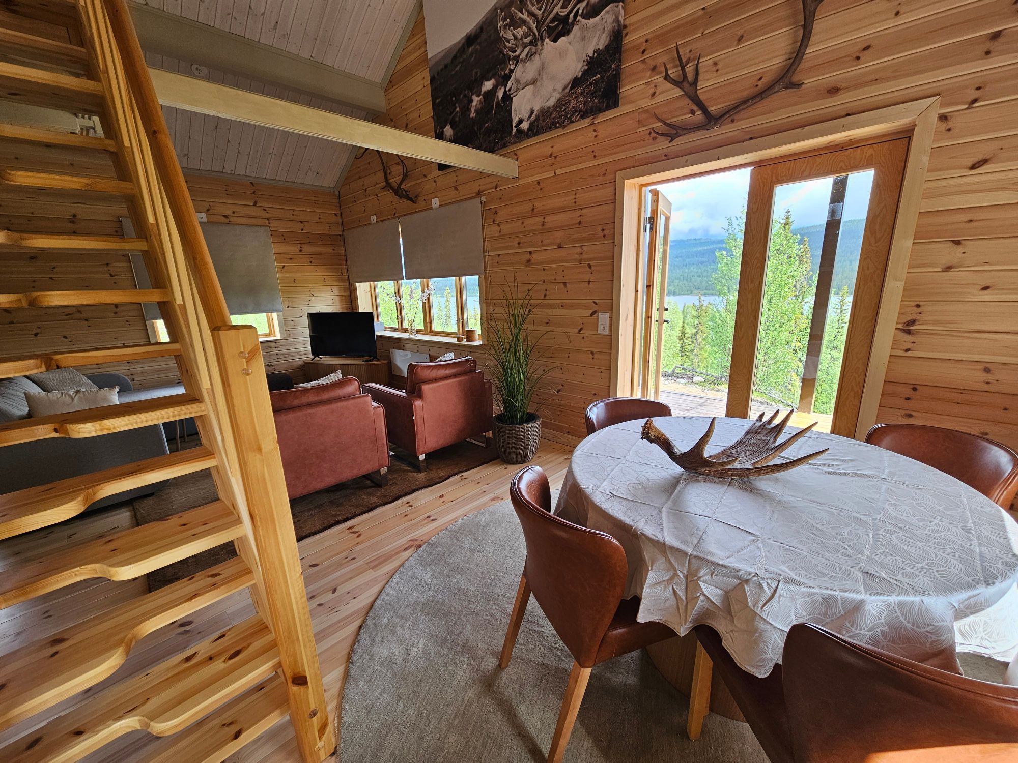 Jukta Lodge. Nybyggd timrat stuga i Juktådalen – bild 4 av 20