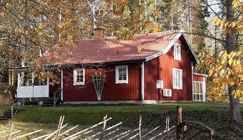 Idylliskt hus, med vedeldad bastu vid sjön
