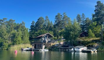 Unikt semesterparadis på sjötomt med egna bryggor