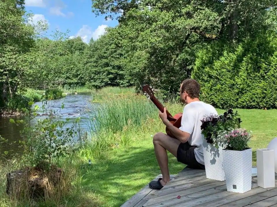 Enkelt boende med badmöjligheter i Tidan River