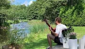 Enkelt boende med badmöjligheter i Tidan River