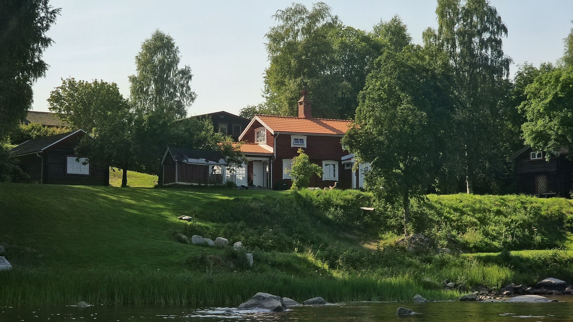 Nyrenoverad gäststuga vid siljans strand – bild 4 av 11