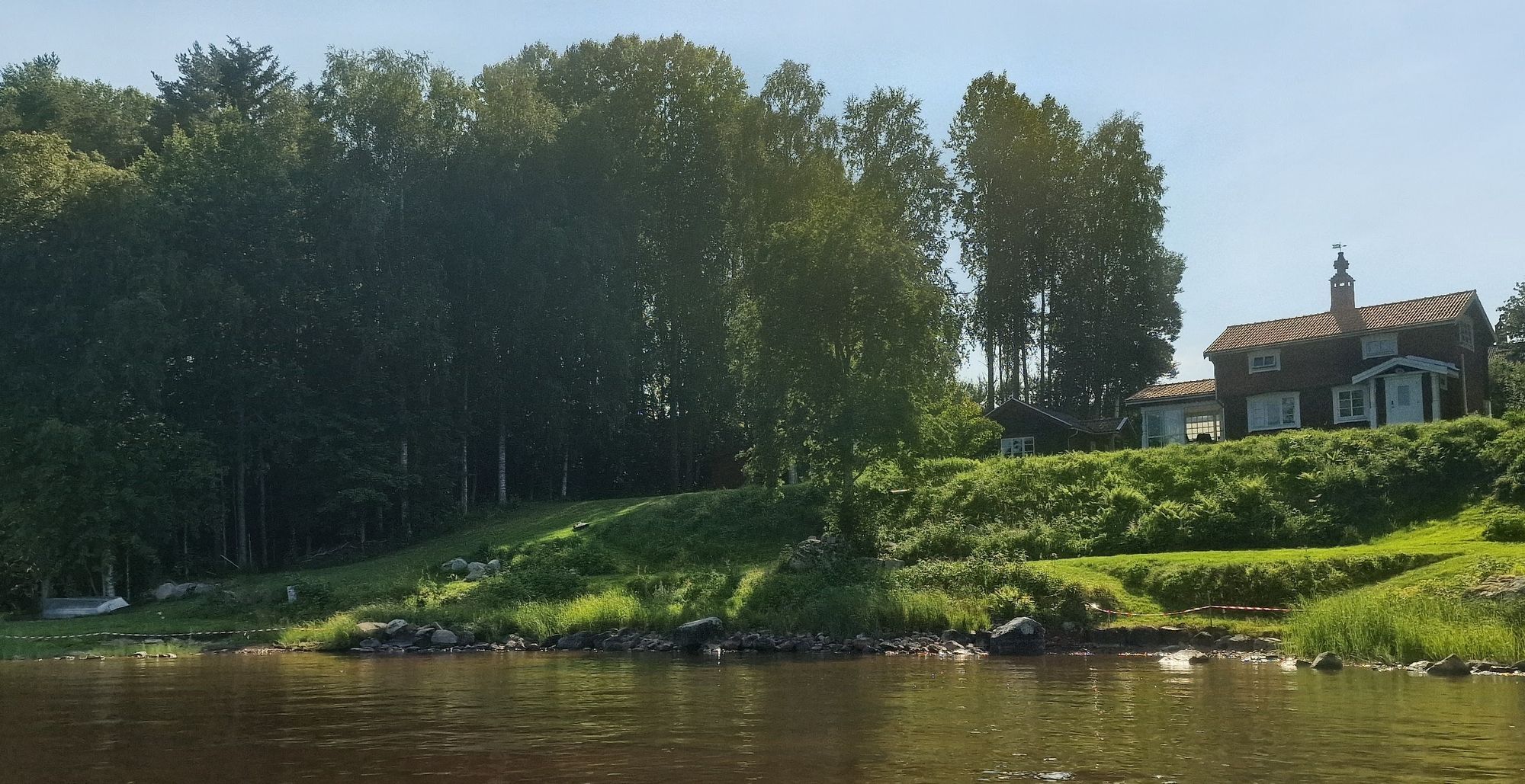 Nyrenoverad gäststuga vid siljans strand – bild 3 av 11