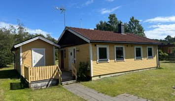 Strandnära stuga i Mellbystrand med inglasad altan