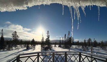 Magisk vy, intill spår och backar i Vemdalsskalet