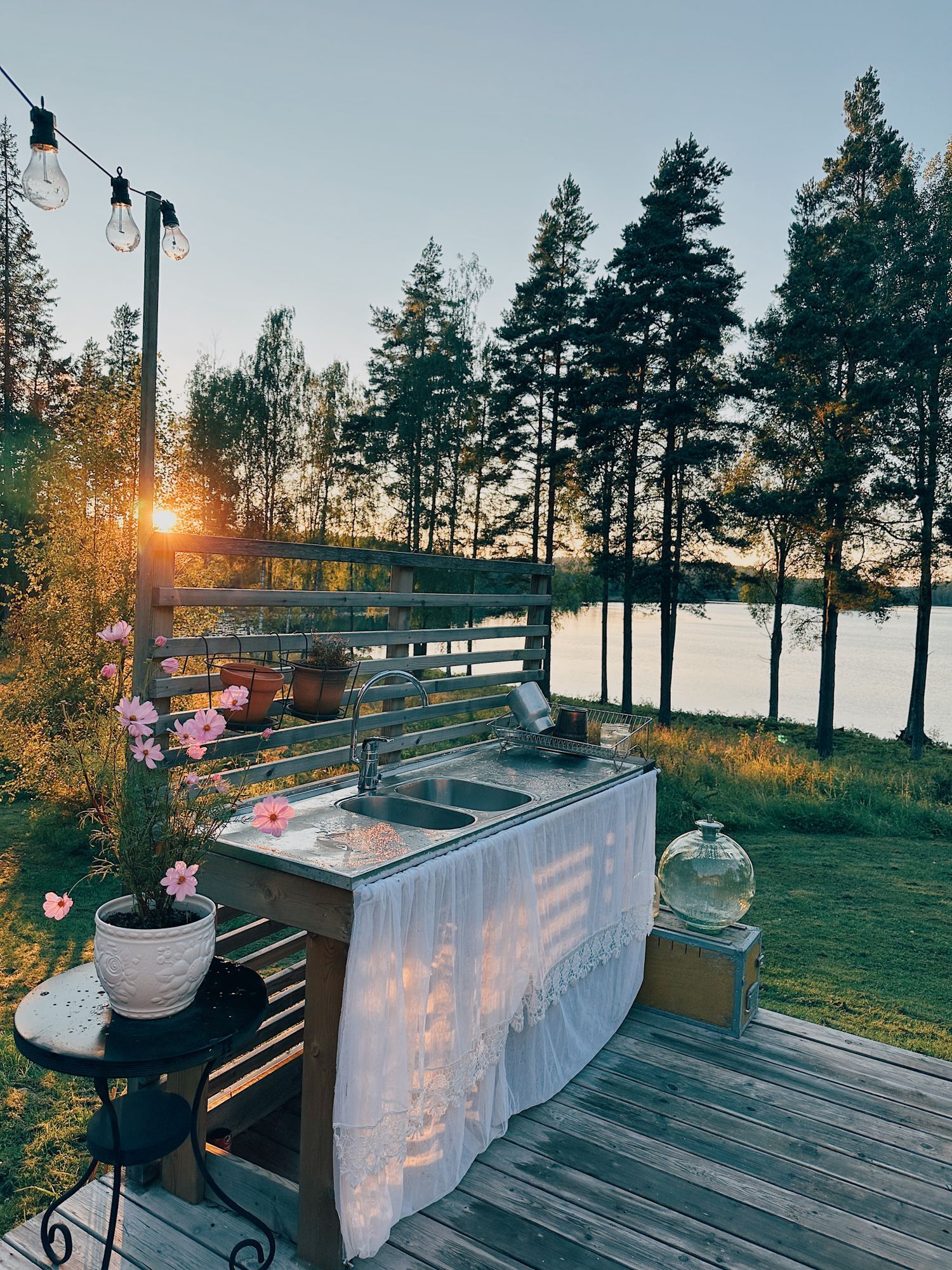 Idylliska stuga vid en sjö mitt i skogen – bild 11 av 24