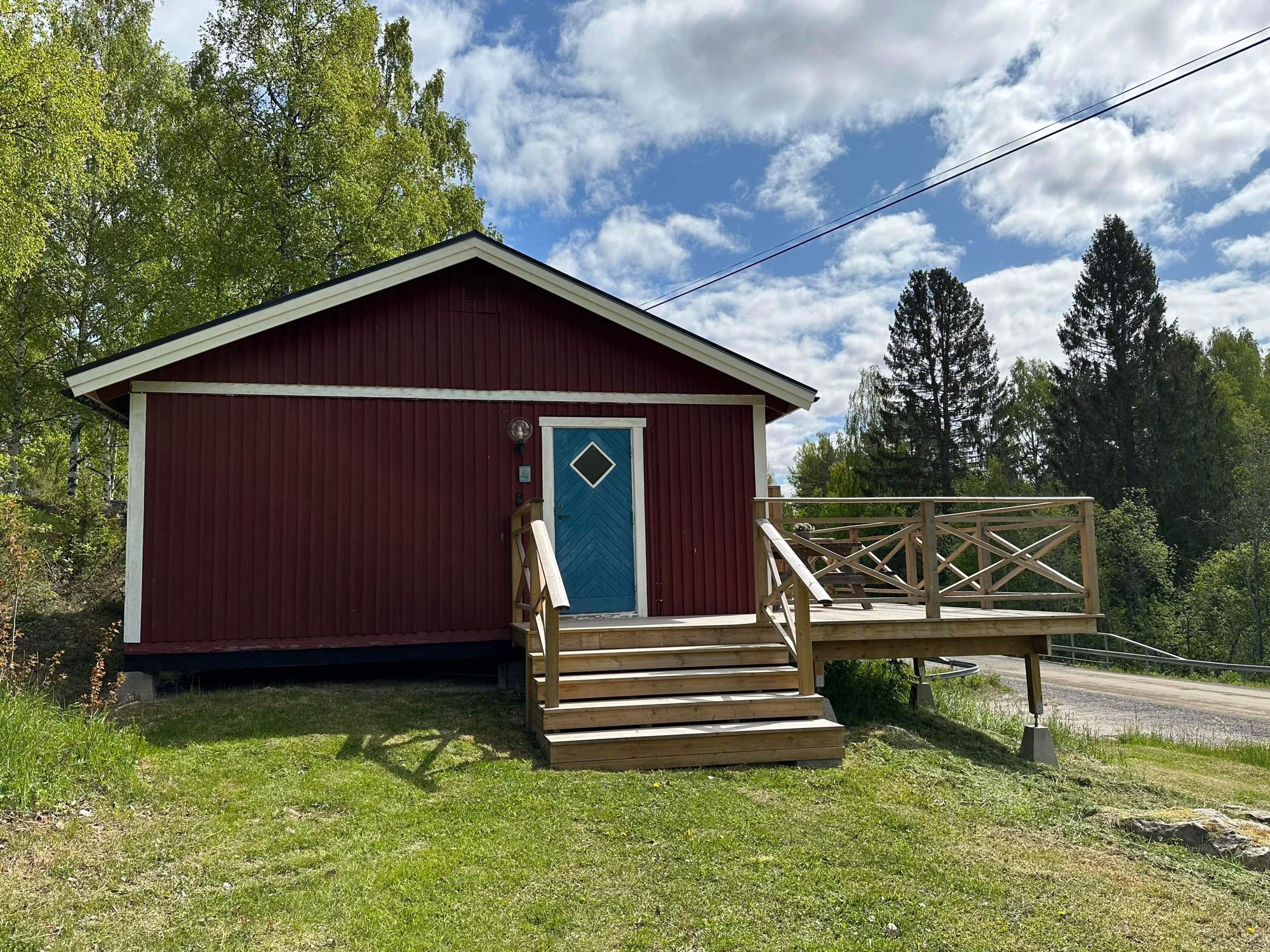 Nyrenoverad stuga vid fin sjö o badplats, Violen