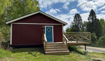 Nyrenoverad stuga vid fin sjö o badplats, Violen