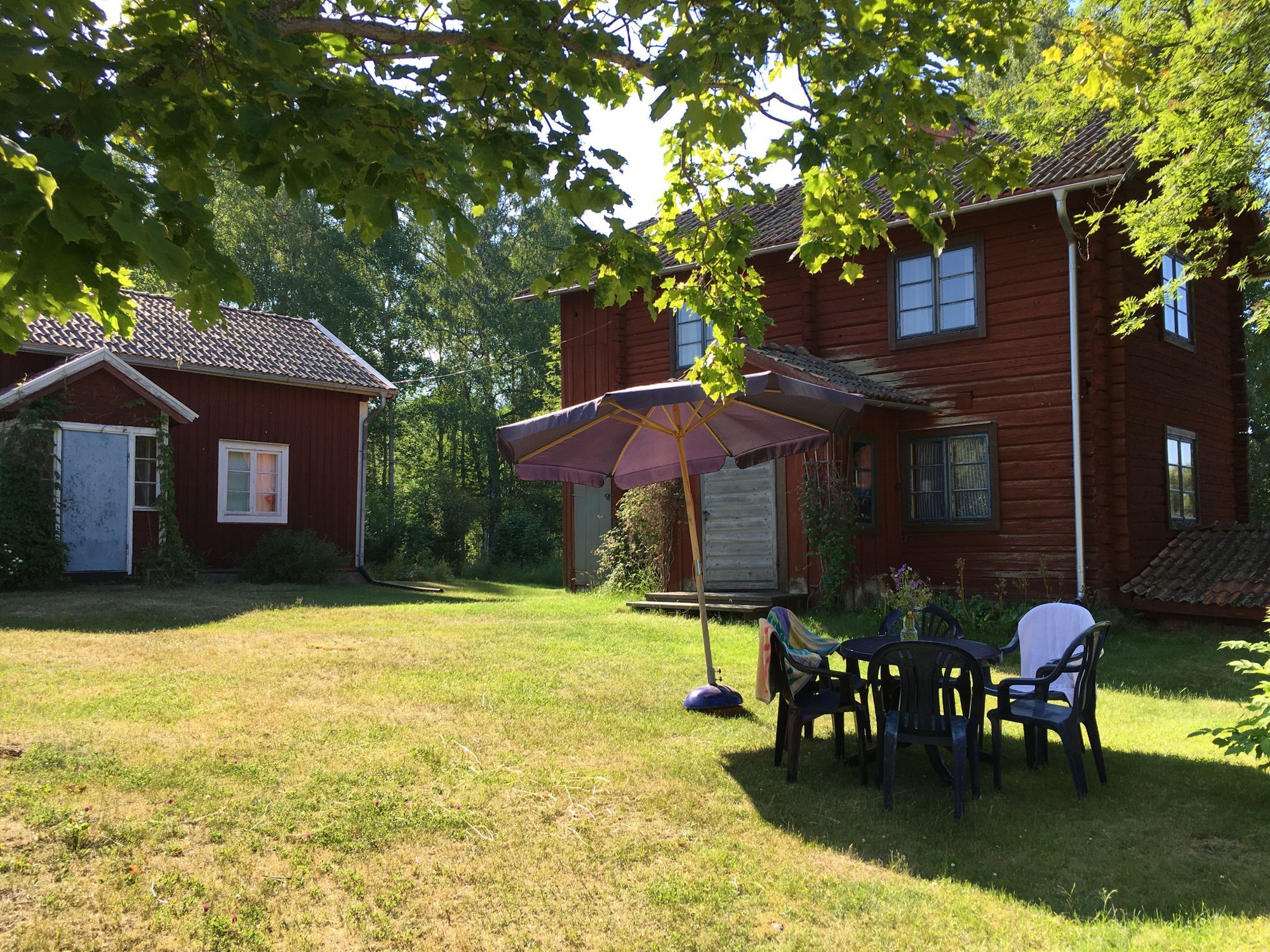 Stuga/gård på landet med egen brygga och roddbåt.