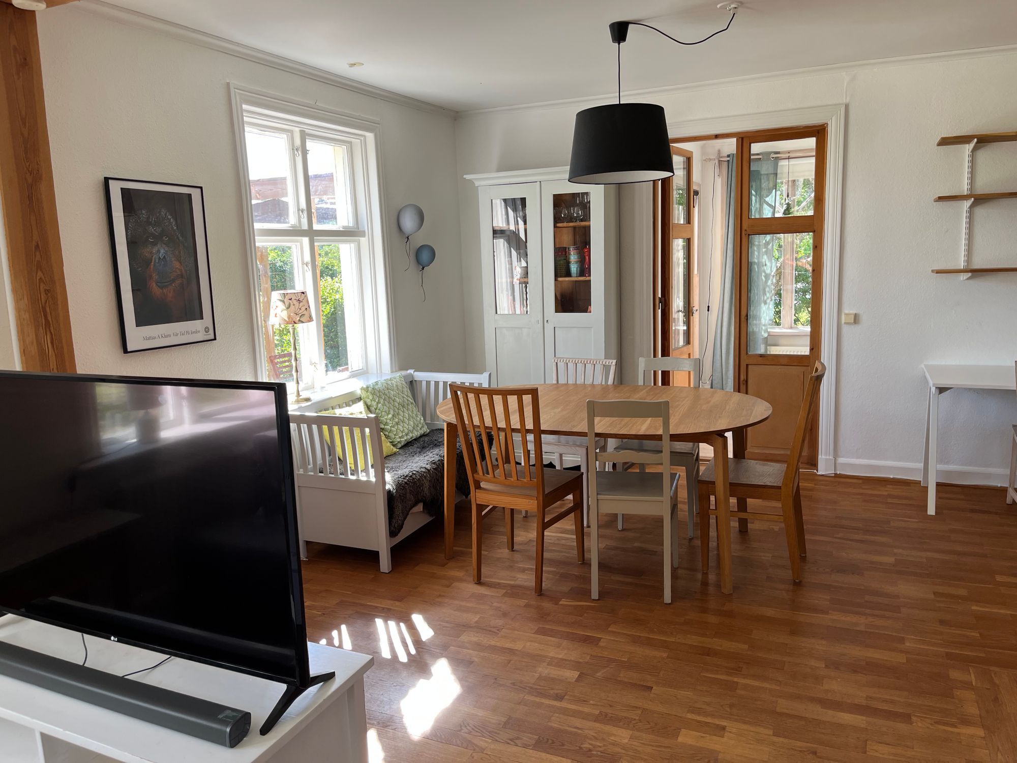 Villa med separat gårdshus – bild 11 av 13