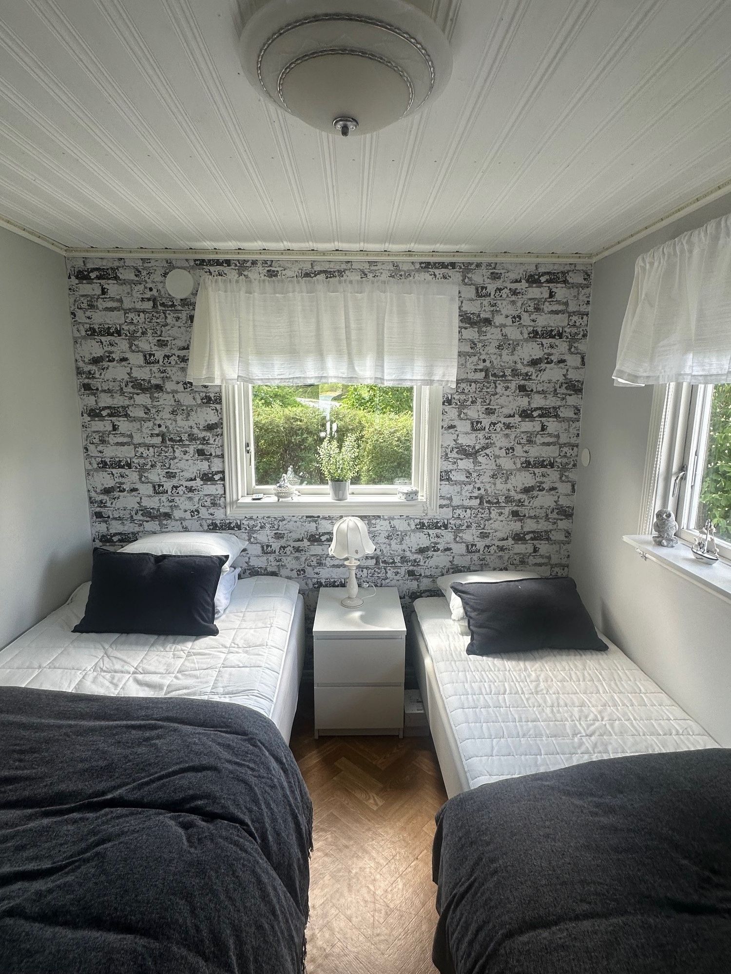 Nyrenoverat sommarhus med fantastisk sjötomt – bild 23 av 24