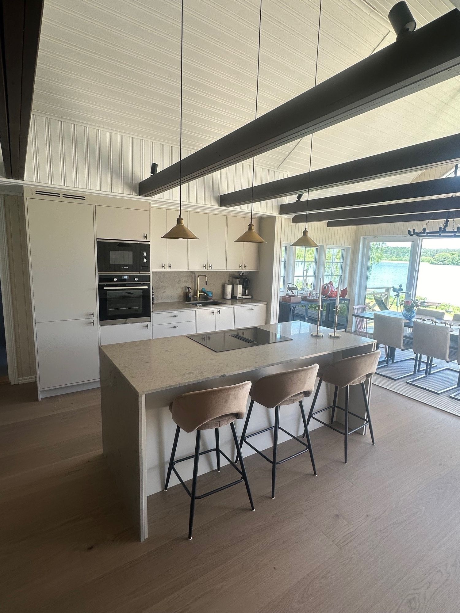 Nyrenoverat sommarhus med fantastisk sjötomt – bild 4 av 24