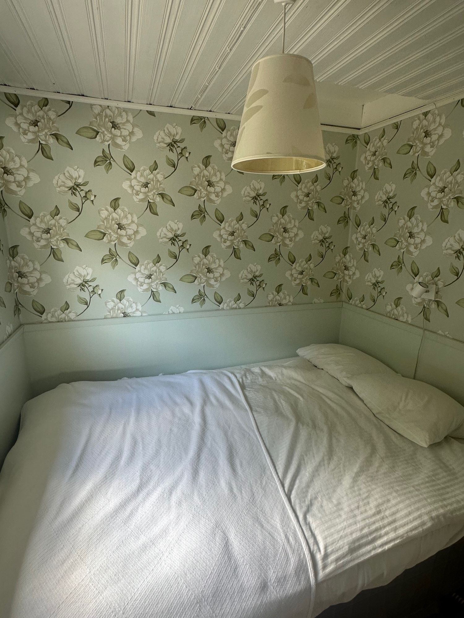 Nyrenoverat sommarhus med fantastisk sjötomt – bild 20 av 24