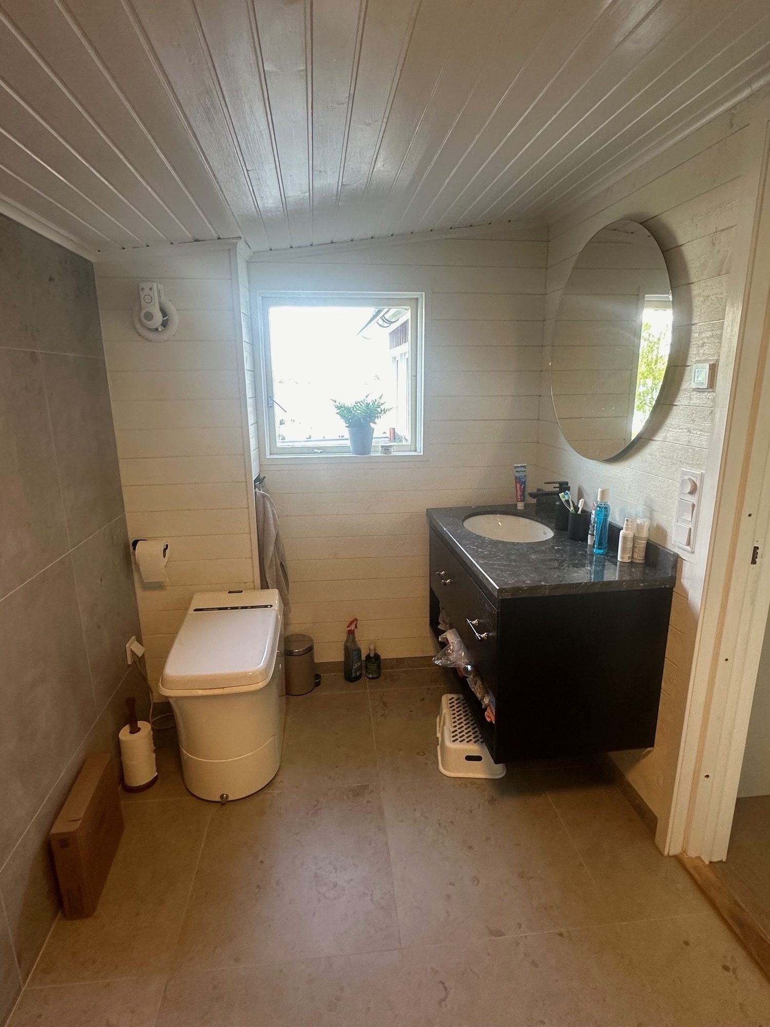 Nyrenoverat sommarhus med fantastisk sjötomt – bild 17 av 24