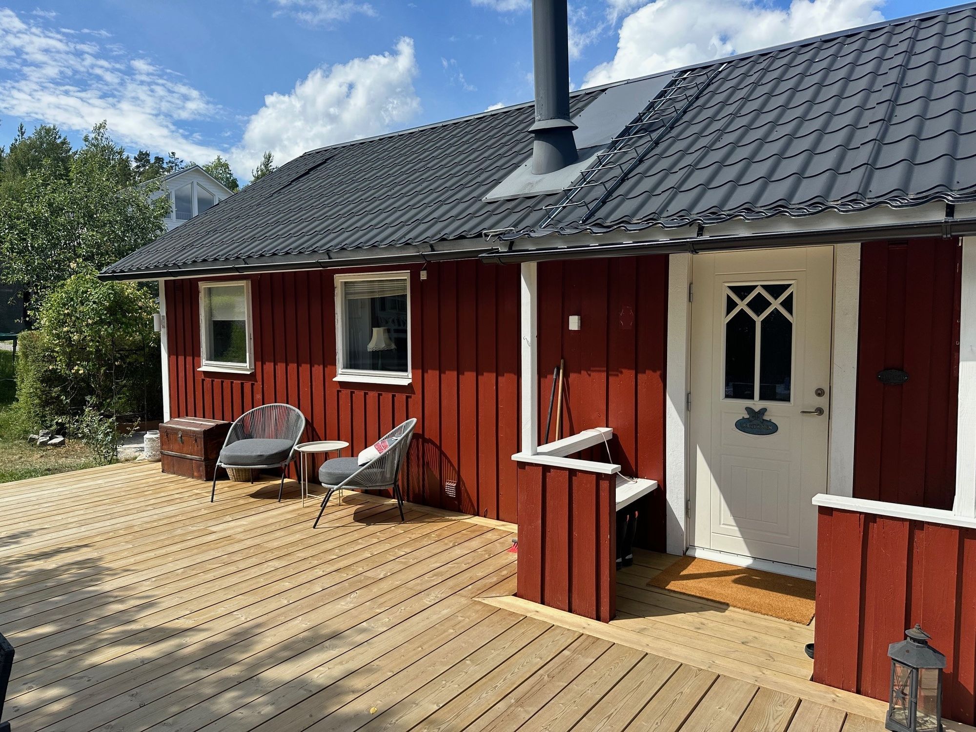 Nyrenoverat sommarhus med fantastisk sjötomt – bild 10 av 24