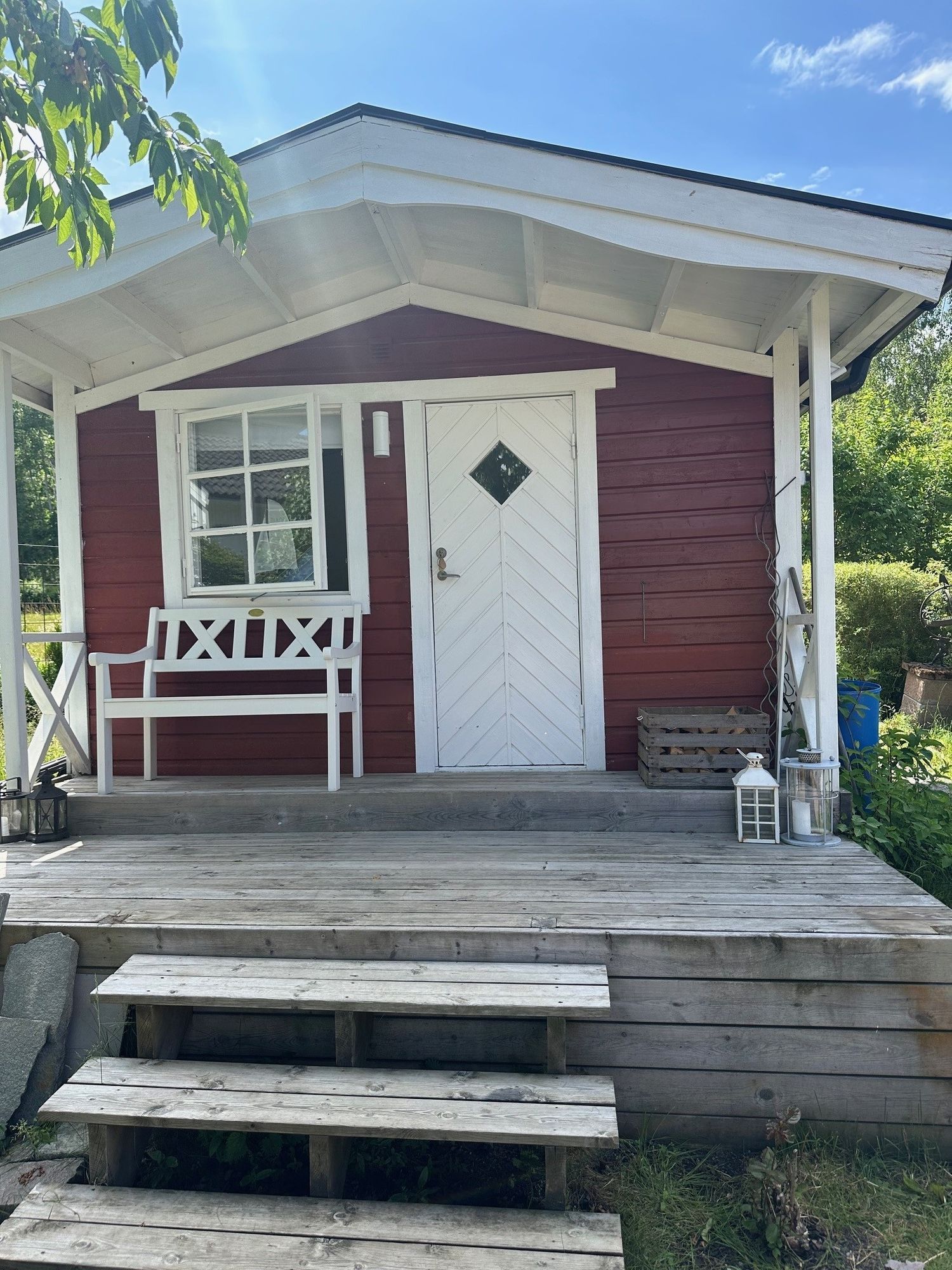 Nyrenoverat sommarhus med fantastisk sjötomt – bild 16 av 24