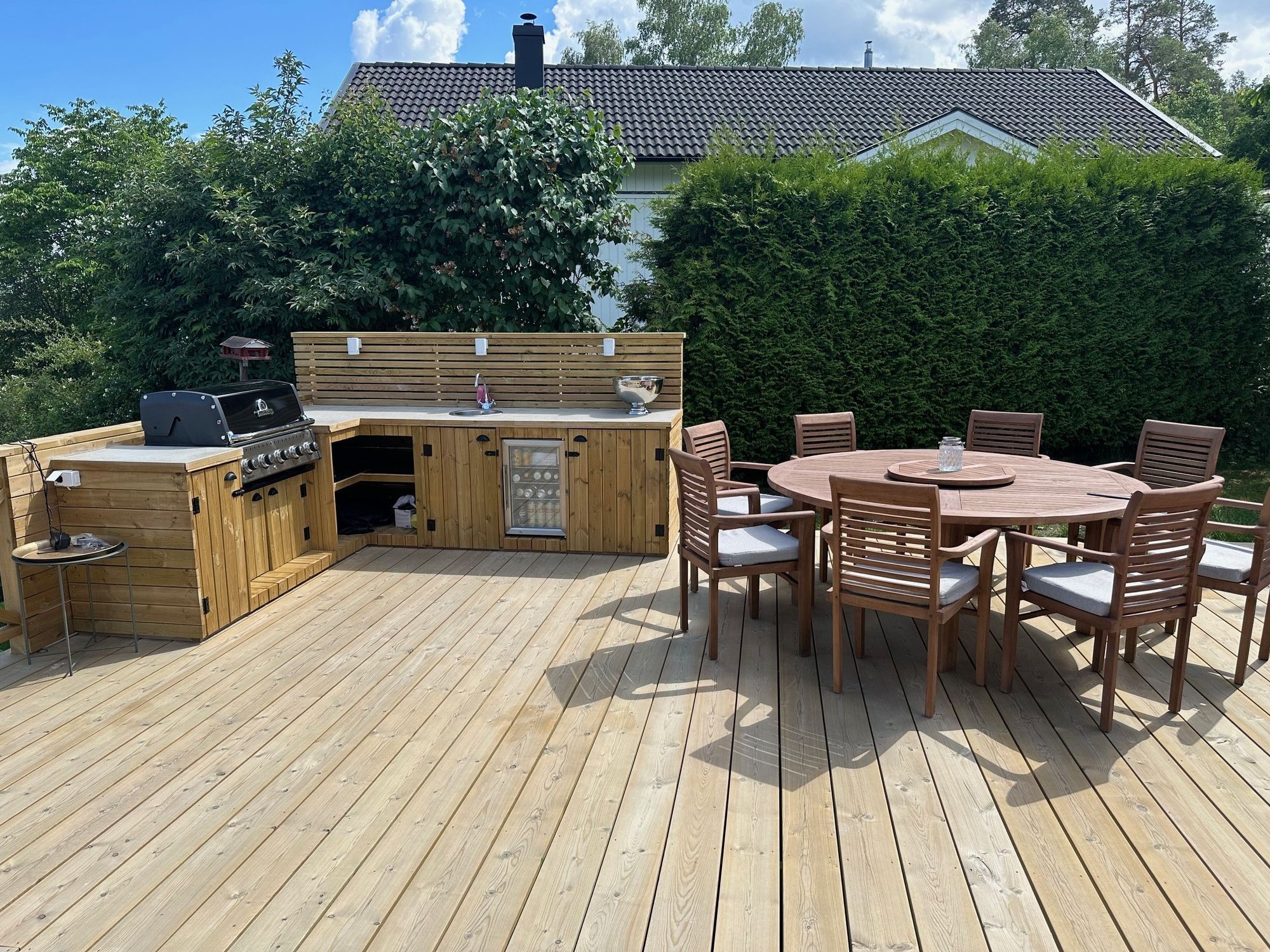 Nyrenoverat sommarhus med fantastisk sjötomt – bild 8 av 24