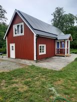 Haus auf der Insel Sirkön, See Åsnen