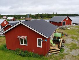 Enkel stuga vid havet