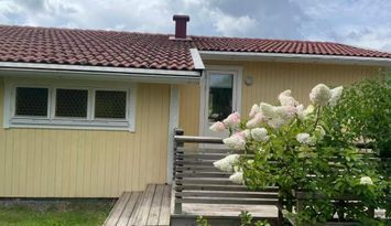 Charmigt Villa bredvid sjön Örlen