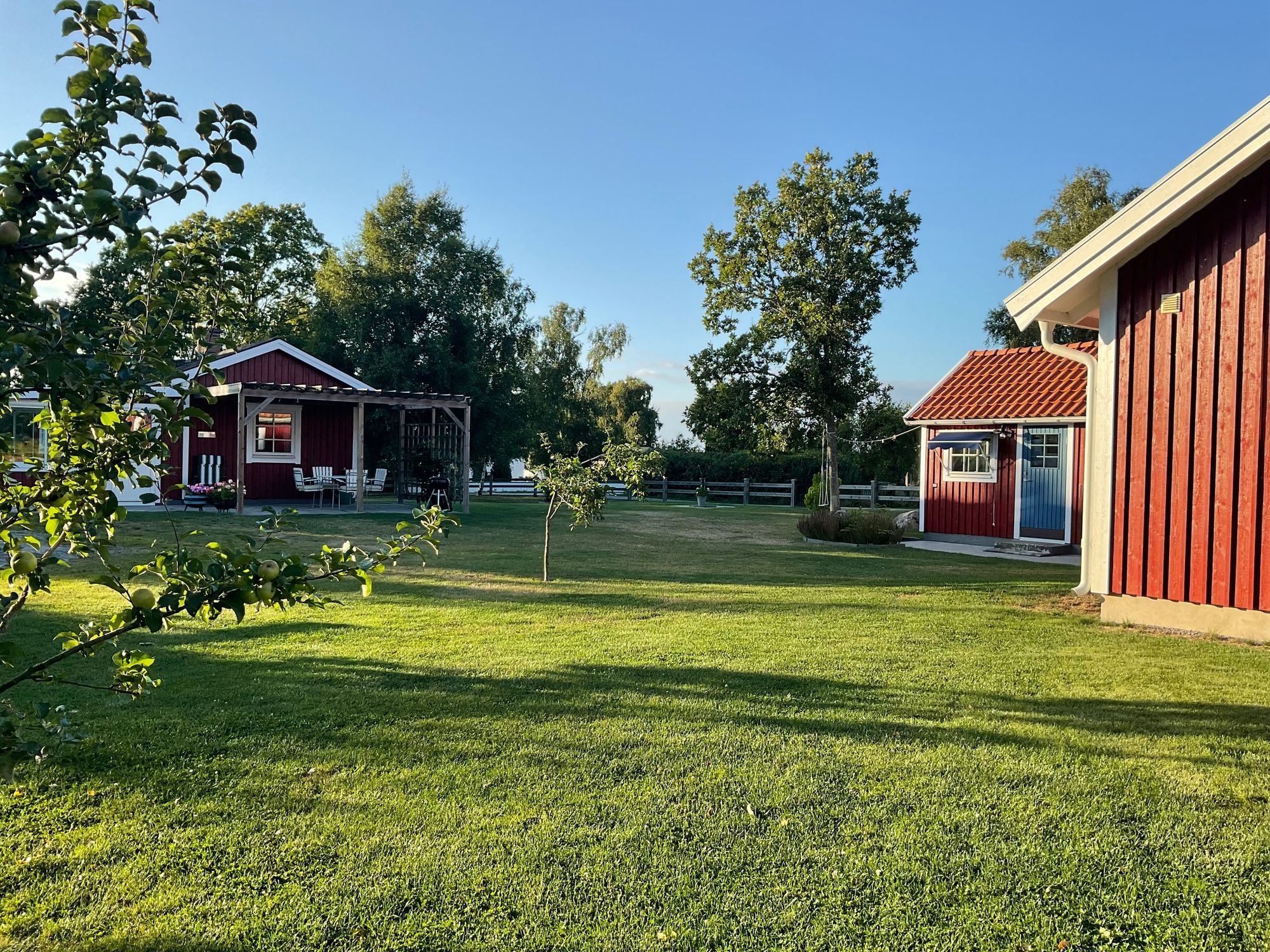 Stuga vid golfbana och badplats, Trummenäs. – bild 11 av 17