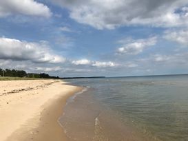 Njut av havet året runt. Modern stuga på naturtomt