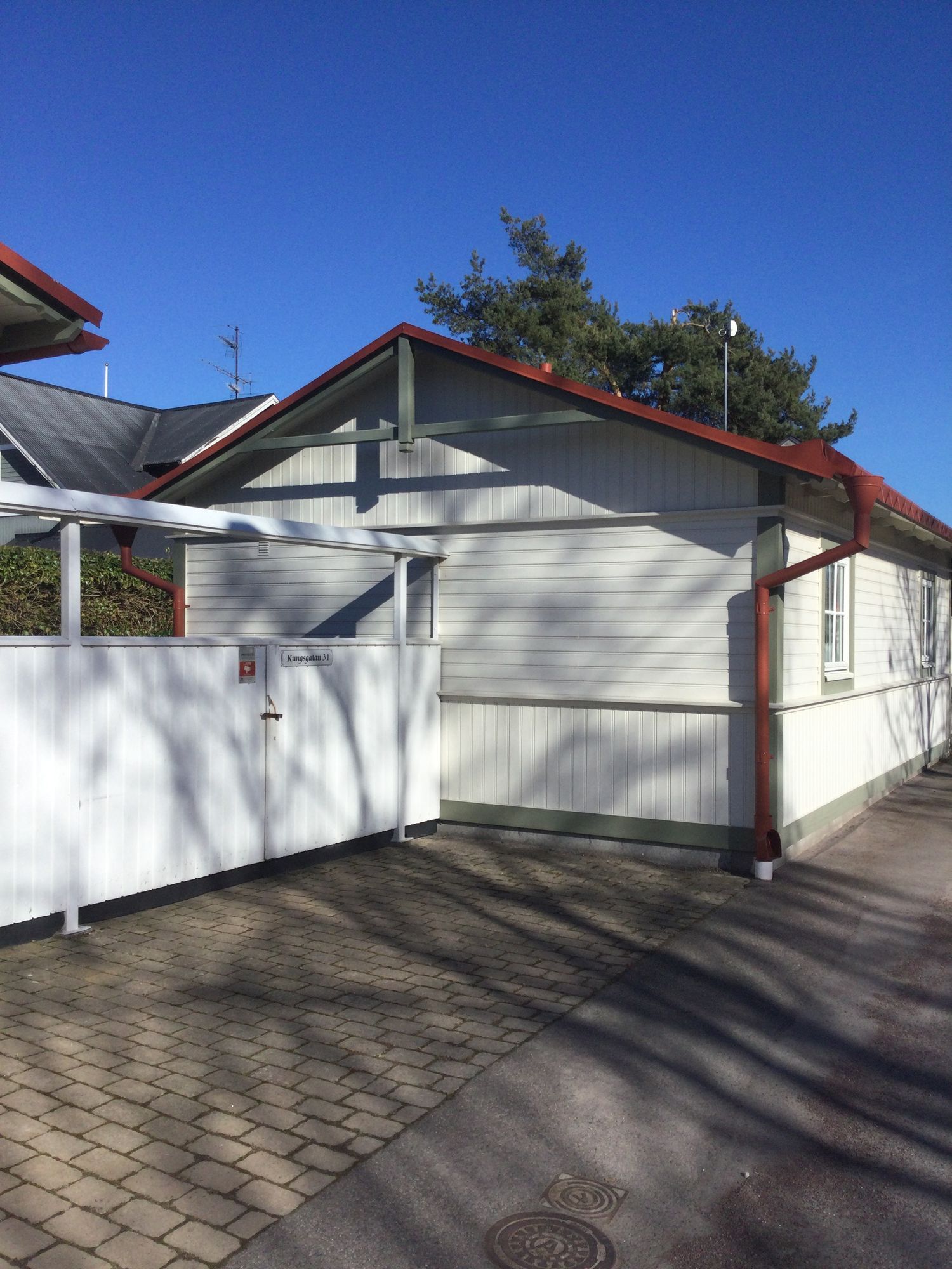 Mysigt gårdshus i centrala Borgholm – bild 2 av 8
