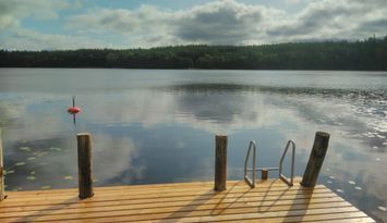 Idylliskt torp med sjötomt och brygga